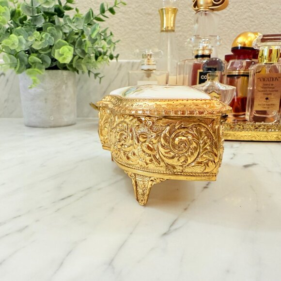 Vintage Hollywood Regency Music box with Puppy and Bunny - Picture 6 of 13